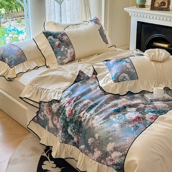 91家纺网 家纺一手货源 找家纺 宅家居 2025新款水光冰丝法式拼接数码印花奶油韩式花边款夏被四件套 爱丽丝