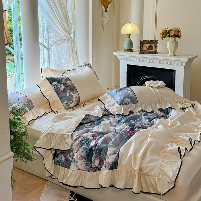 91家纺网 家纺一手货源 找家纺 宅家居 2025新款水光冰丝法式拼接数码印花奶油韩式花边款夏被四件套 爱丽丝