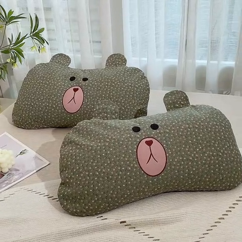 91家纺网 家纺一手货源 找家纺 梦叶草 2025新款全棉刺绣枕芯萌芽熊荞麦枕头 萌芽熊-墨绿35*60cm