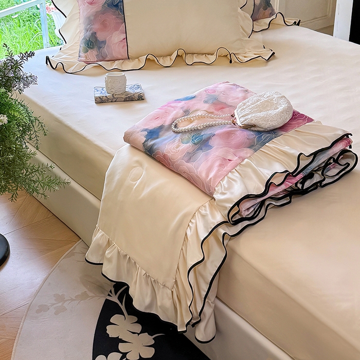 91家纺网 家纺一手货源 找家纺 宅家居 2025新款水光冰丝法式拼接数码印花奶油韩式花边款夏被四件套 暖暖花香