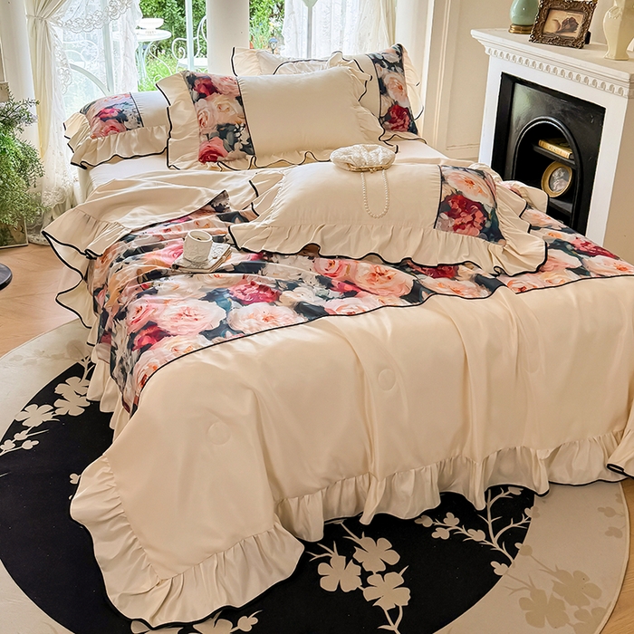 91家纺网 家纺一手货源 找家纺 宅家居 2025新款水光冰丝法式拼接数码印花奶油韩式花边款夏被四件套 玫瑰庄园