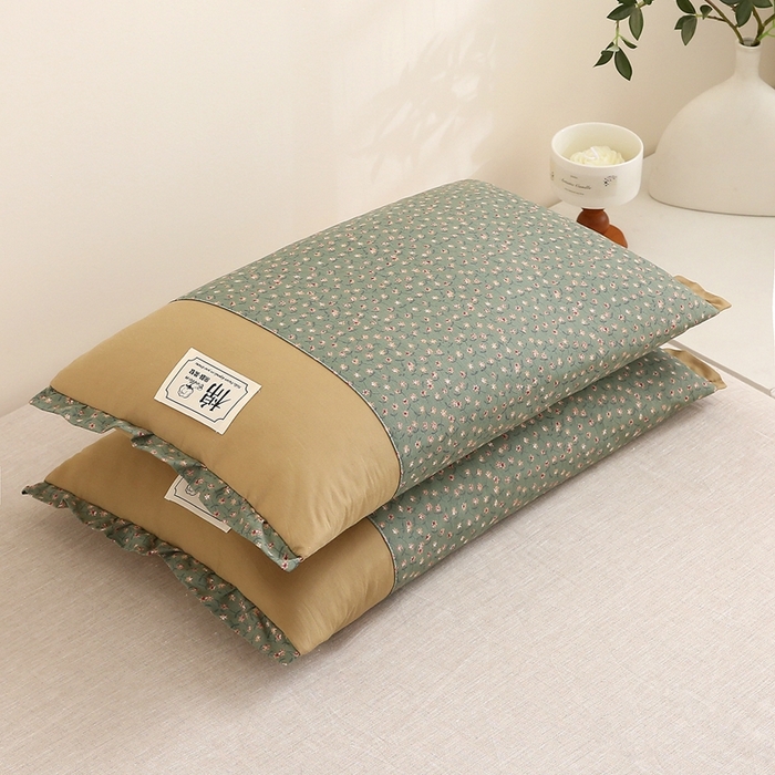 91家纺网 家纺一手货源 找家纺 梦叶草 2025新款全棉贴布绣小碎花荞麦枕头护颈枕芯 贴布绣小碎花荞麦枕-苔藓绿35*55cm