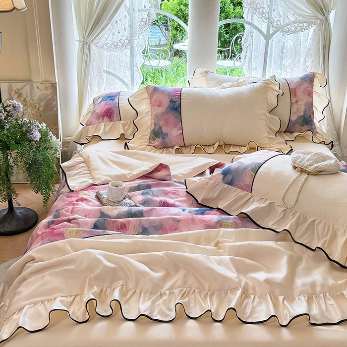 91家纺网 家纺一手货源 找家纺 宅家居 2025新款水光冰丝法式拼接数码印花奶油韩式花边款夏被四件套 暖暖花香