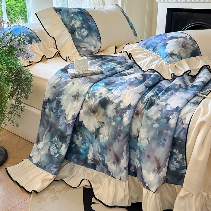 91家纺网 家纺一手货源 找家纺 宅家居 2025新款水光冰丝法式拼接数码印花奶油韩式花边款夏被四件套 绽放