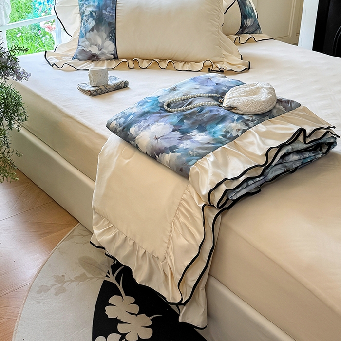 91家纺网 家纺一手货源 找家纺 宅家居 2025新款水光冰丝法式拼接数码印花奶油韩式花边款夏被四件套 绽放