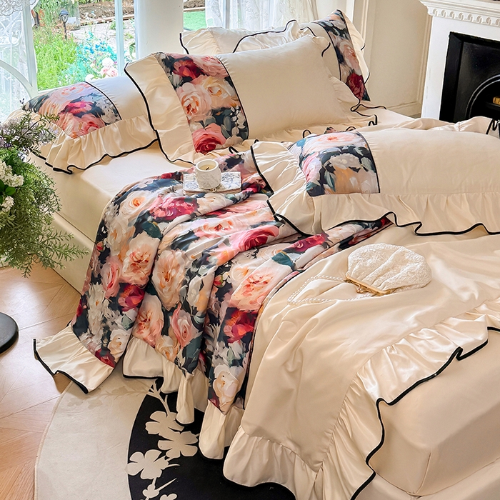 91家纺网 家纺一手货源 找家纺 宅家居 2025新款水光冰丝法式拼接数码印花奶油韩式花边款夏被四件套 玫瑰庄园