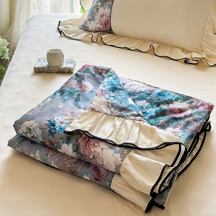 91家纺网 家纺一手货源 找家纺 宅家居 2025新款水光冰丝法式拼接数码印花奶油韩式花边款夏被四件套 爱丽丝