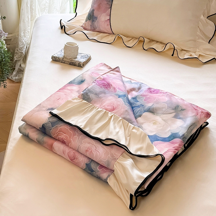 91家纺网 家纺一手货源 找家纺 宅家居 2025新款水光冰丝法式拼接数码印花奶油韩式花边款夏被四件套 暖暖花香