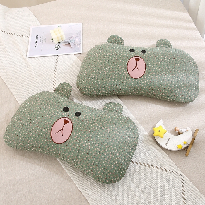 91家纺网 家纺一手货源 找家纺 梦叶草 2025新款全棉刺绣枕芯萌芽熊荞麦枕头 萌芽熊-墨绿35*60cm