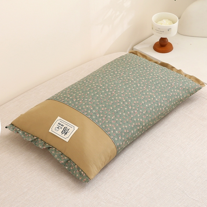 91家纺网 家纺一手货源 找家纺 梦叶草 2025新款全棉贴布绣小碎花荞麦枕头护颈枕芯 贴布绣小碎花荞麦枕-苔藓绿35*55cm
