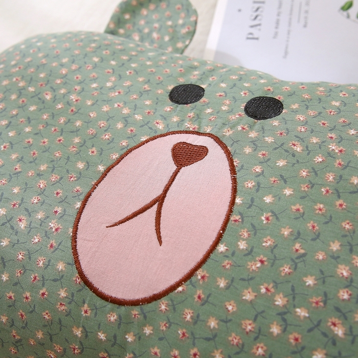 91家纺网 家纺一手货源 找家纺 梦叶草 2025新款全棉刺绣枕芯萌芽熊荞麦枕头 萌芽熊-墨绿35*60cm