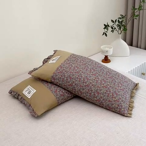 91家纺网 家纺一手货源 找家纺 梦叶草 2025新款全棉贴布绣小碎花荞麦枕头护颈枕芯 贴布绣小碎花荞麦枕-胭脂红35*55cm