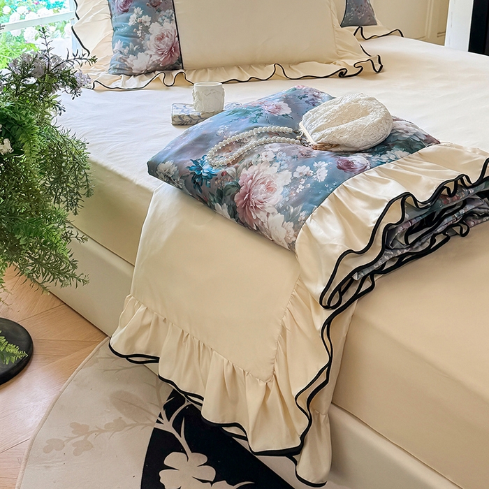 91家纺网 家纺一手货源 找家纺 （总）宅家居 2025新款水光冰丝法式拼接数码印花奶油韩式花边款夏被四件套