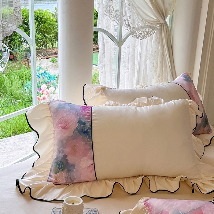 91家纺网 家纺一手货源 找家纺 宅家居 2025新款水光冰丝法式拼接数码印花奶油韩式花边款夏被四件套 暖暖花香