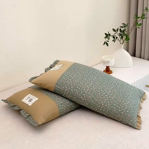 91家纺网 家纺一手货源 找家纺 梦叶草 2025新款全棉贴布绣小碎花荞麦枕头护颈枕芯 贴布绣小碎花荞麦枕-苔藓绿35*55cm
