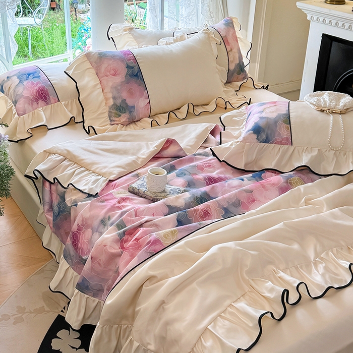 91家纺网 家纺一手货源 找家纺 宅家居 2025新款水光冰丝法式拼接数码印花奶油韩式花边款夏被四件套 暖暖花香