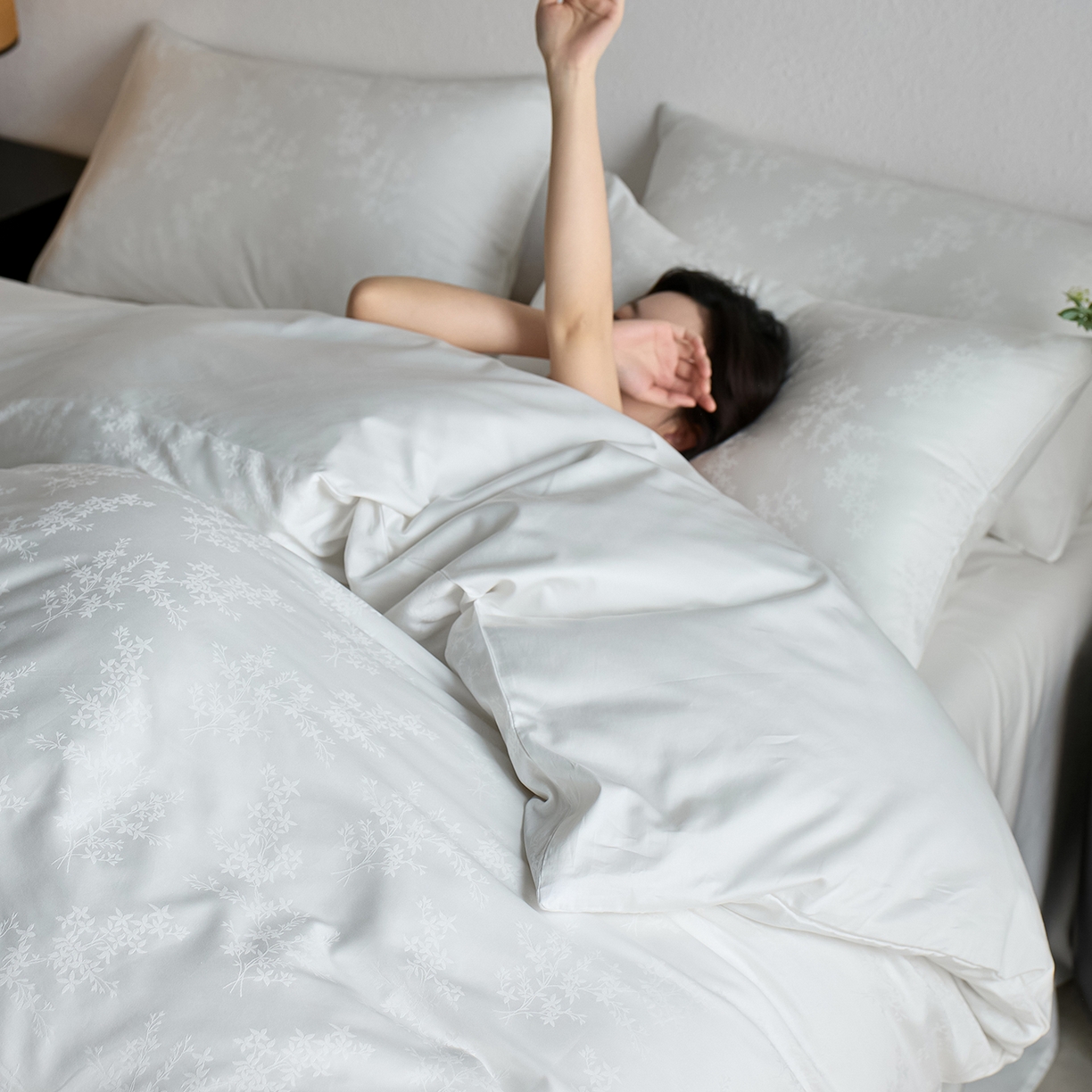 91家纺网 家纺一手货源 找家纺 亿梵家居 2025新款高端A类长绒棉四件套全棉提花轻奢全棉四件套 赫本-雅致白