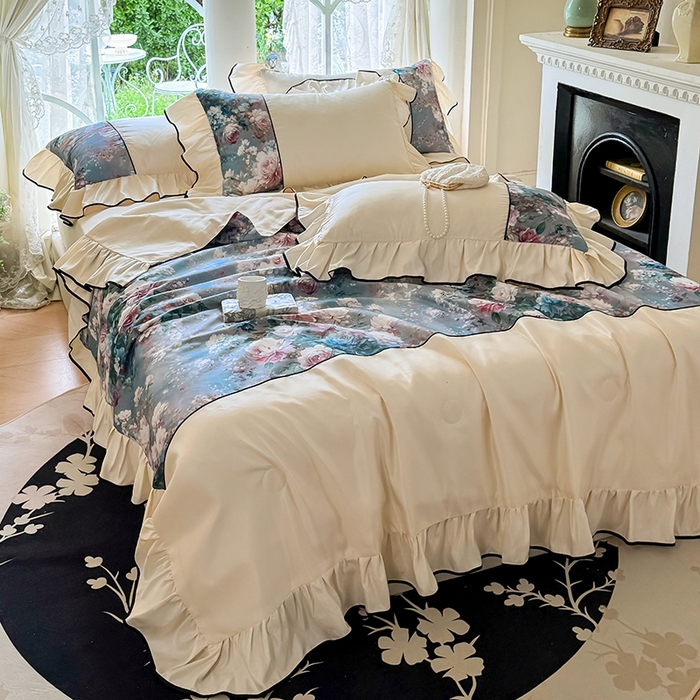 91家纺网 家纺一手货源 找家纺 宅家居 2025新款水光冰丝法式拼接数码印花奶油韩式花边款夏被四件套 爱丽丝