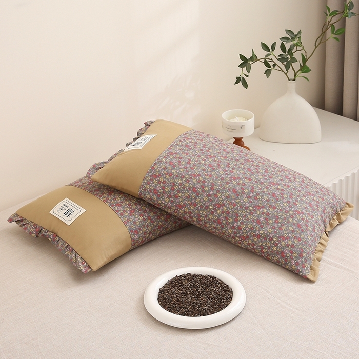 91家纺网 家纺一手货源 找家纺 梦叶草 2025新款全棉贴布绣小碎花荞麦枕头护颈枕芯 贴布绣小碎花荞麦枕-胭脂红35*55cm