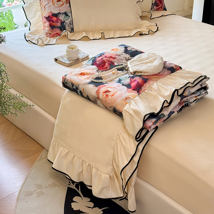 91家纺网 家纺一手货源 找家纺 宅家居 2025新款水光冰丝法式拼接数码印花奶油韩式花边款夏被四件套 玫瑰庄园