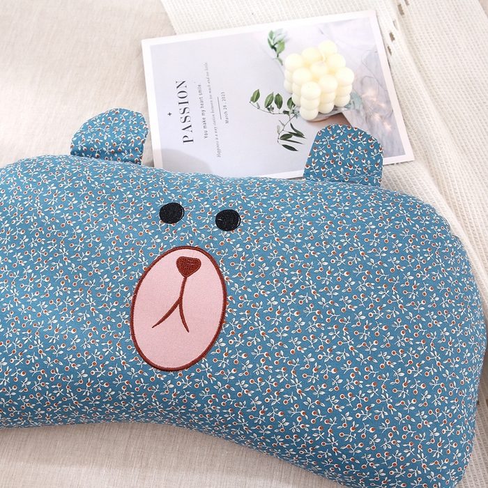 91家纺网 家纺一手货源 找家纺 梦叶草 2025新款全棉刺绣枕芯萌芽熊荞麦枕头 萌芽熊-蓝色35*60cm