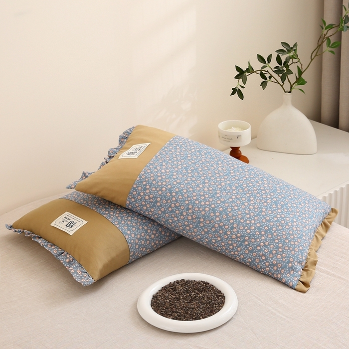 91家纺网 家纺一手货源 找家纺 梦叶草 2025新款全棉贴布绣小碎花荞麦枕头护颈枕芯 贴布绣小碎花荞麦枕-宁静蓝35*55cm