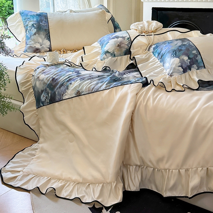 91家纺网 家纺一手货源 找家纺 宅家居 2025新款水光冰丝法式拼接数码印花奶油韩式花边款夏被四件套 绽放