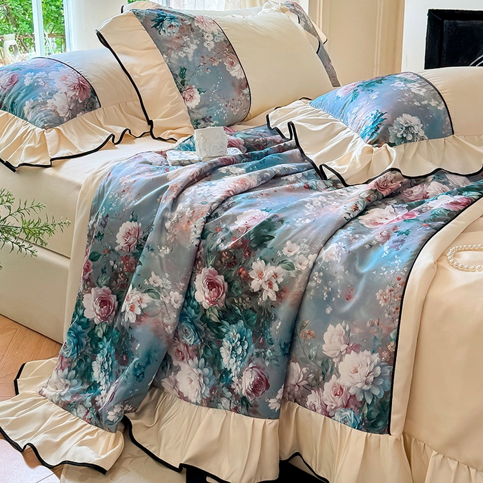 91家纺网 家纺一手货源 找家纺 宅家居 2025新款水光冰丝法式拼接数码印花奶油韩式花边款夏被四件套 爱丽丝