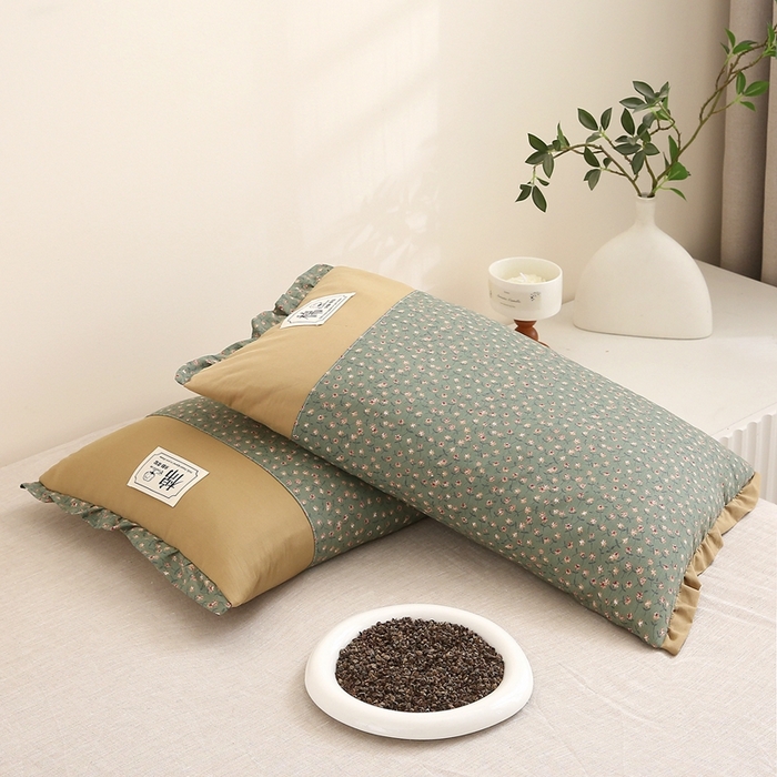 91家纺网 家纺一手货源 找家纺 梦叶草 2025新款全棉贴布绣小碎花荞麦枕头护颈枕芯 贴布绣小碎花荞麦枕-苔藓绿35*55cm