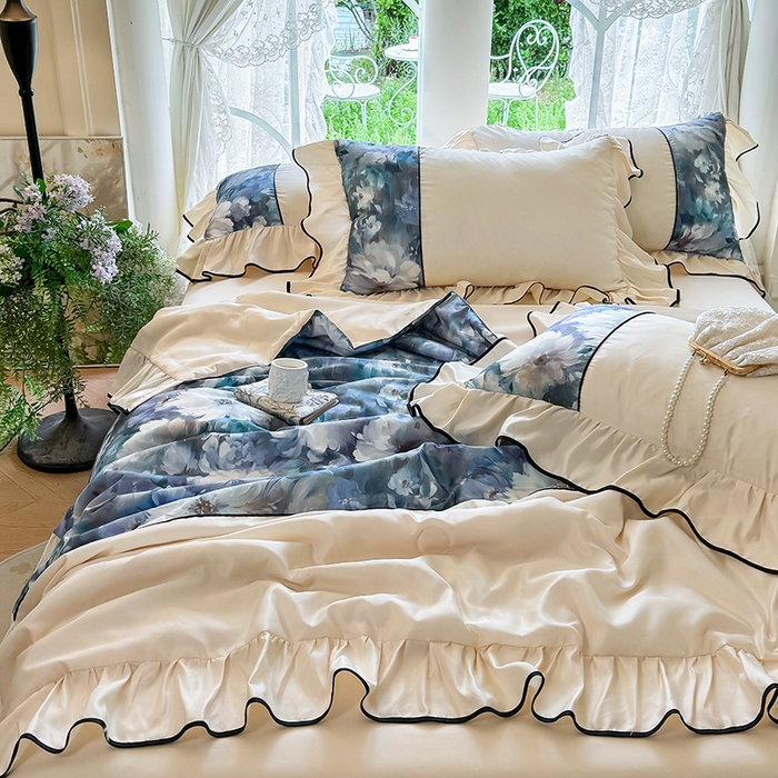 91家纺网 家纺一手货源 找家纺 宅家居 2025新款水光冰丝法式拼接数码印花奶油韩式花边款夏被四件套 绽放