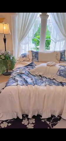 91家纺网 家纺一手货源 找家纺 宅家居 2025新款水光冰丝法式拼接数码印花奶油韩式花边款夏被四件套 绽放