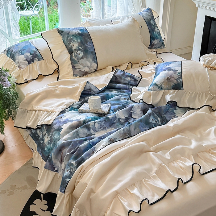 91家纺网 家纺一手货源 找家纺 宅家居 2025新款水光冰丝法式拼接数码印花奶油韩式花边款夏被四件套 绽放