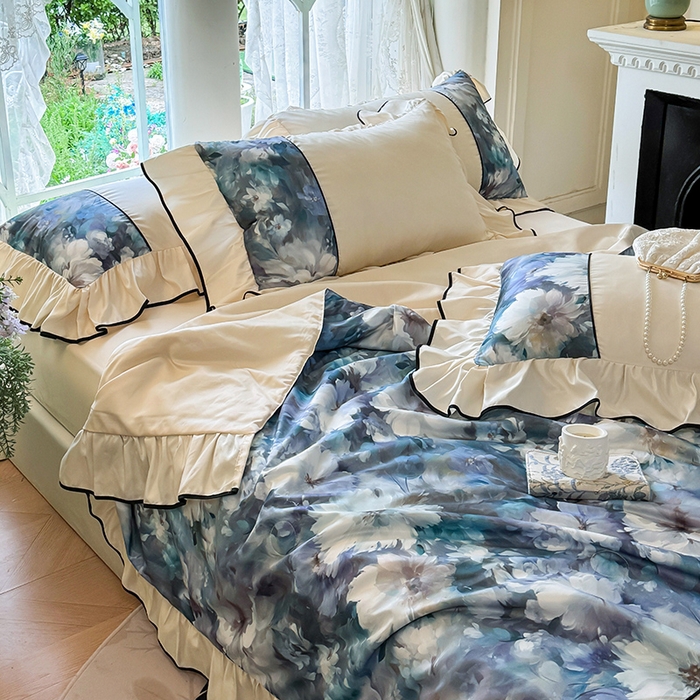 91家纺网 家纺一手货源 找家纺 宅家居 2025新款水光冰丝法式拼接数码印花奶油韩式花边款夏被四件套 绽放