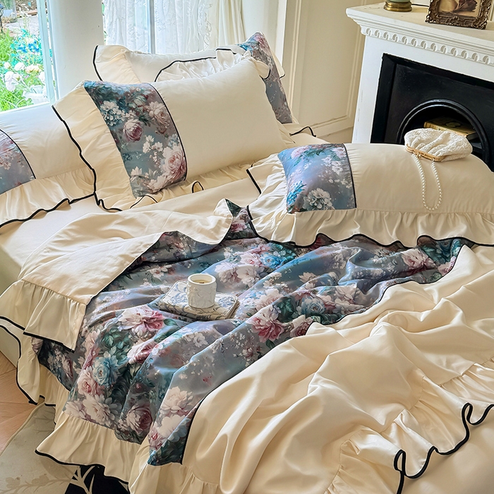 91家纺网 家纺一手货源 找家纺 宅家居 2025新款水光冰丝法式拼接数码印花奶油韩式花边款夏被四件套 爱丽丝