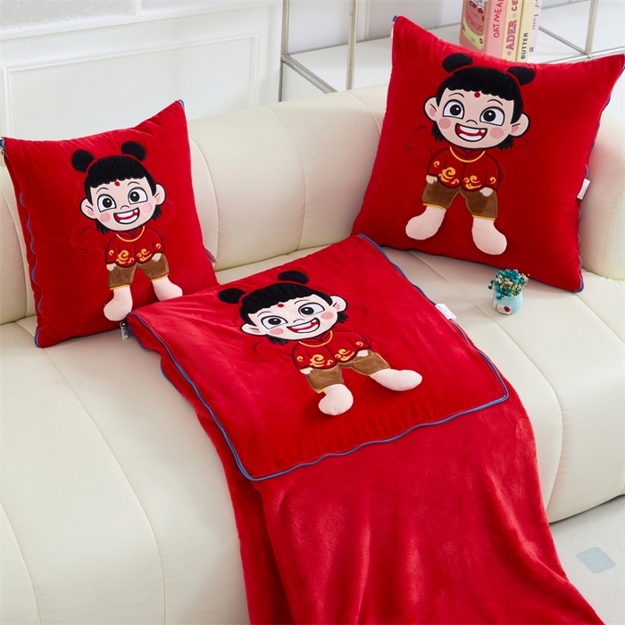 91家纺网 家纺一手货源 找家纺 （总）吉利家居 2025新款法莱绒贴布立体刺绣抱枕毯