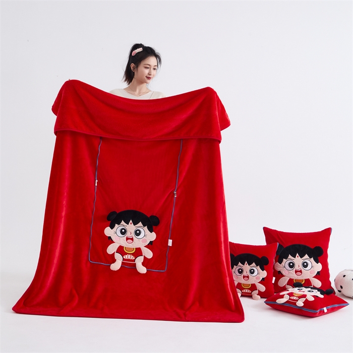 91家纺网 家纺一手货源 找家纺 吉利家居 2025新款法莱绒贴布立体刺绣抱枕毯 哪吒宝宝