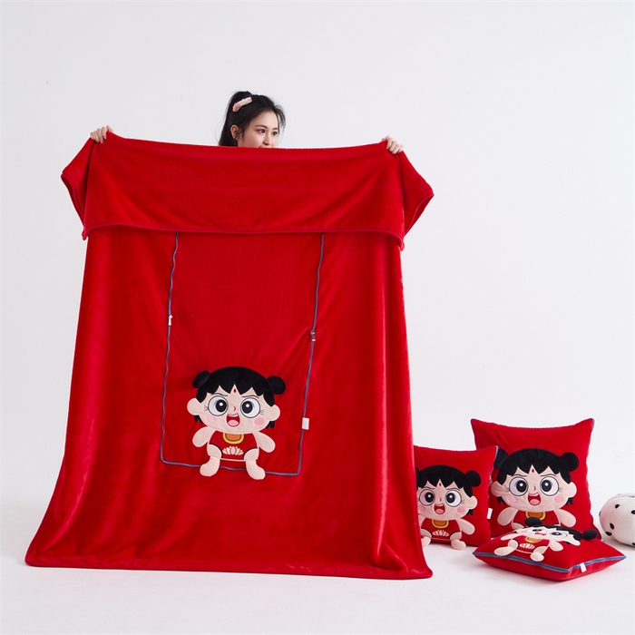 91家纺网 家纺一手货源 找家纺 吉利家居 2025新款法莱绒贴布立体刺绣抱枕毯 哪吒宝宝