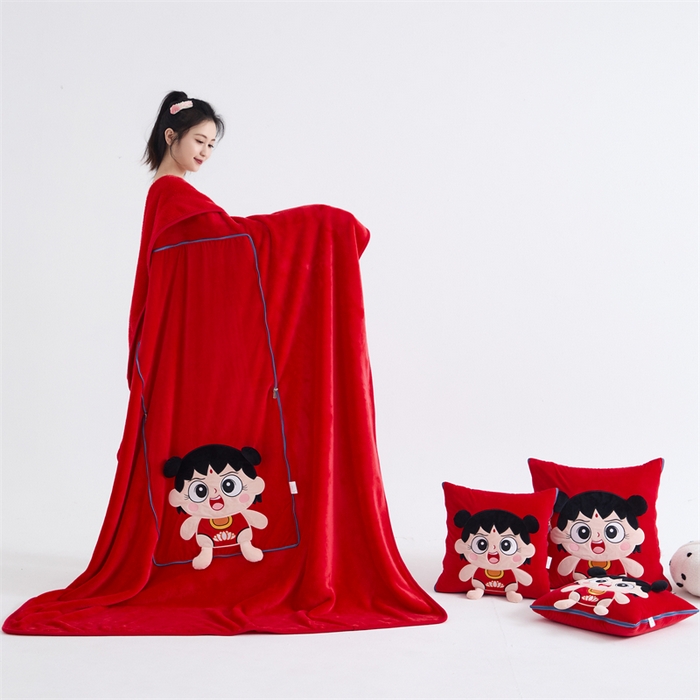 91家纺网 家纺一手货源 找家纺 吉利家居 2025新款法莱绒贴布立体刺绣抱枕毯 哪吒宝宝