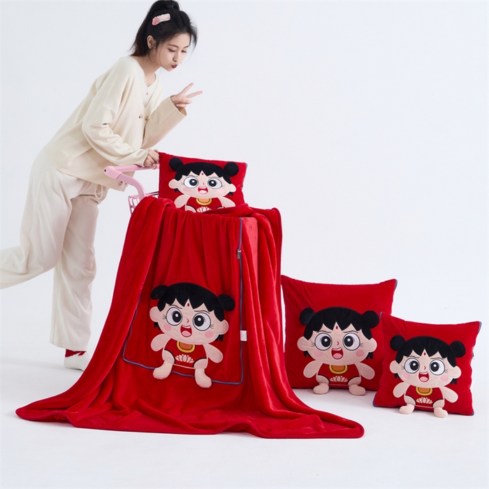 91家纺网 家纺一手货源 找家纺 吉利家居 2025新款法莱绒贴布立体刺绣抱枕毯 哪吒宝宝