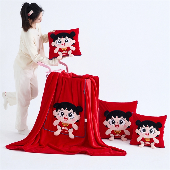 91家纺网 家纺一手货源 找家纺 吉利家居 2025新款法莱绒贴布立体刺绣抱枕毯 哪吒宝宝