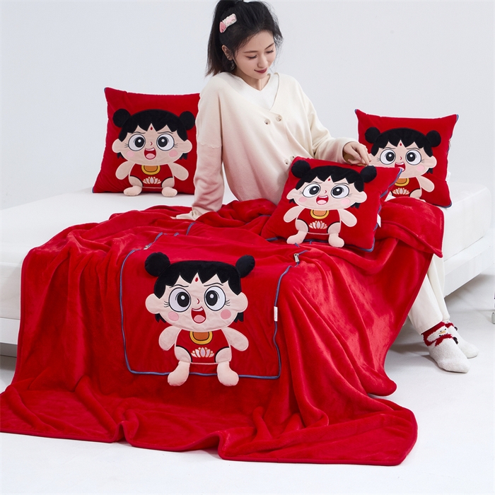 91家纺网 家纺一手货源 找家纺 吉利家居 2025新款法莱绒贴布立体刺绣抱枕毯 哪吒宝宝