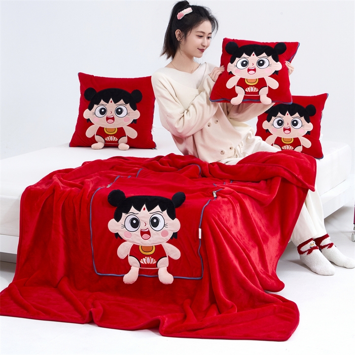 91家纺网 家纺一手货源 找家纺 吉利家居 2025新款法莱绒贴布立体刺绣抱枕毯 哪吒宝宝