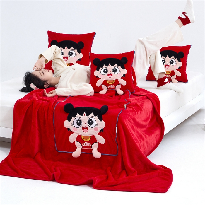 91家纺网 家纺一手货源 找家纺 吉利家居 2025新款法莱绒贴布立体刺绣抱枕毯 哪吒宝宝