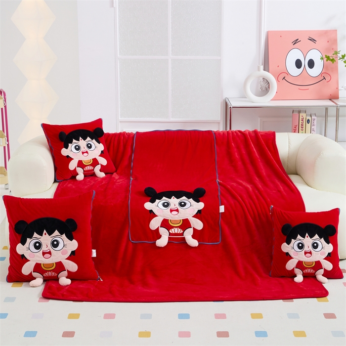 91家纺网 家纺一手货源 找家纺 吉利家居 2025新款法莱绒贴布立体刺绣抱枕毯 哪吒宝宝