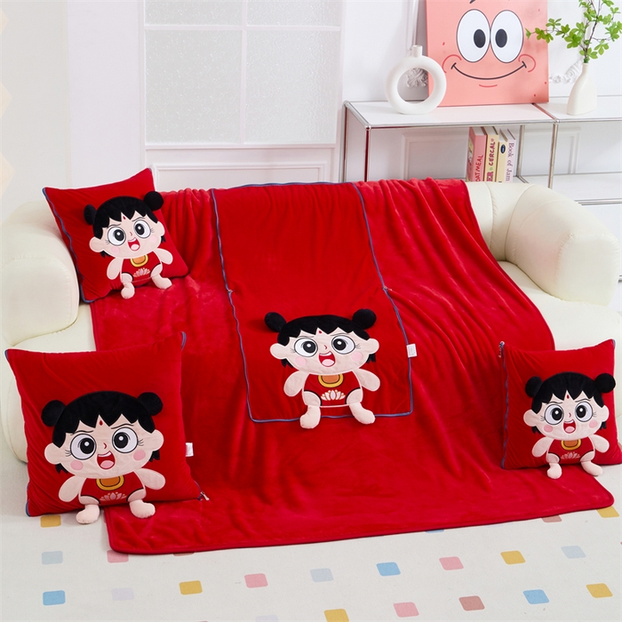 91家纺网 家纺一手货源 找家纺 吉利家居 2025新款法莱绒贴布立体刺绣抱枕毯 哪吒宝宝