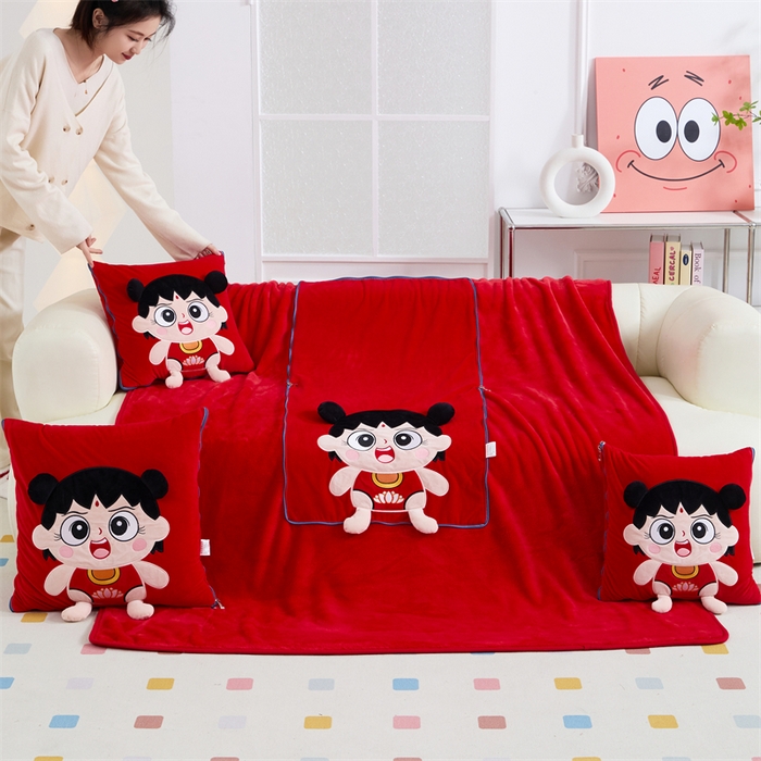 91家纺网 家纺一手货源 找家纺 吉利家居 2025新款法莱绒贴布立体刺绣抱枕毯 哪吒宝宝