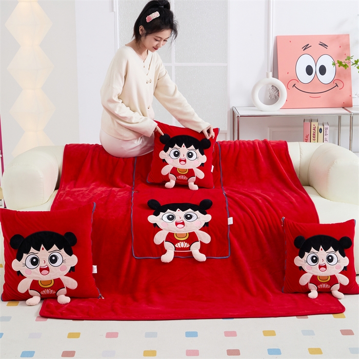 91家纺网 家纺一手货源 找家纺 吉利家居 2025新款法莱绒贴布立体刺绣抱枕毯 哪吒宝宝