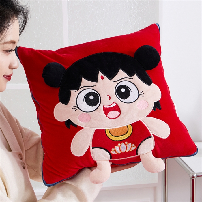 91家纺网 家纺一手货源 找家纺 吉利家居 2025新款法莱绒贴布立体刺绣抱枕毯 哪吒宝宝