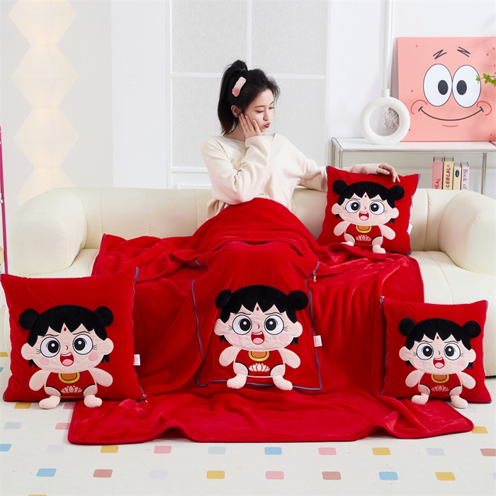 91家纺网 家纺一手货源 找家纺 吉利家居 2025新款法莱绒贴布立体刺绣抱枕毯 哪吒宝宝