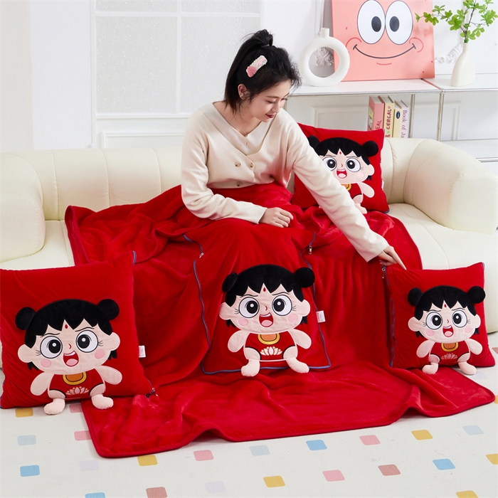 91家纺网 家纺一手货源 找家纺 吉利家居 2025新款法莱绒贴布立体刺绣抱枕毯 哪吒宝宝